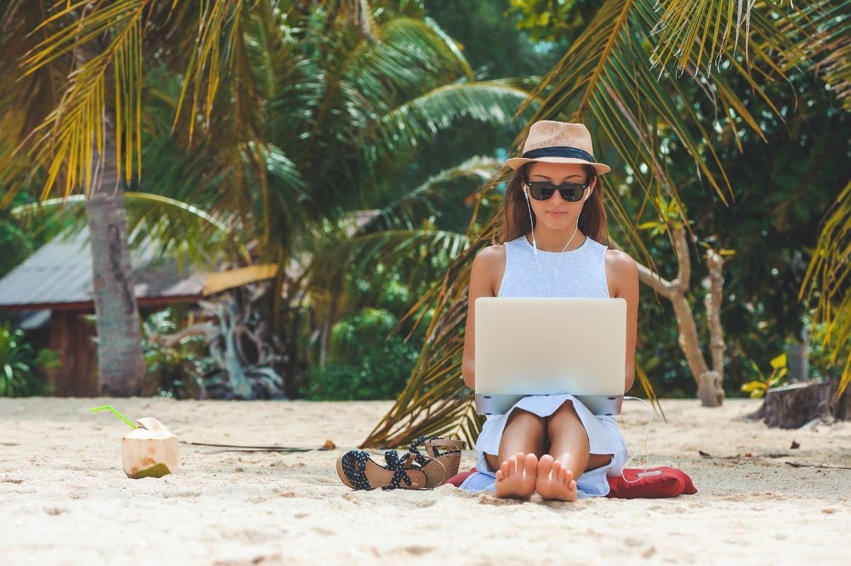 Praia, Laptop e Wi-Fi: A Vida de Nômade Digital